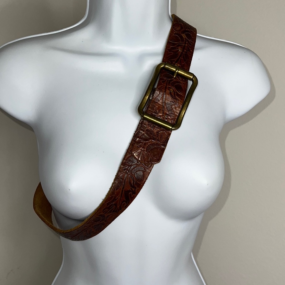 🔹 Hyde Collection Tooled Leather Belt with Brass Buckle